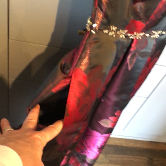 Beautiful dress-perfect for a fancy night out or mother of the bride. Size 8 - Picture 2 of 11